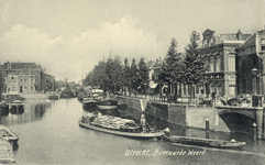 2057 Gezicht op de Stadsbuitengracht te Utrecht met rechts de Bemuurde Weerd O.Z., in het midden de Weerdsluis en ...